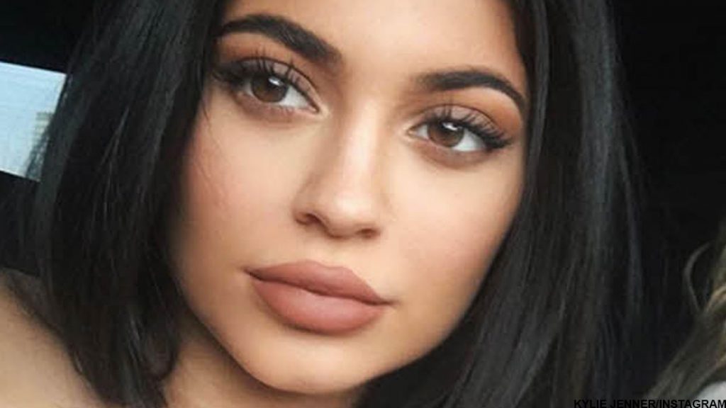 kylie-jenner-fake-eyelashes