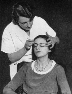 1935 Fitting false eyelashes in a beauty establishment