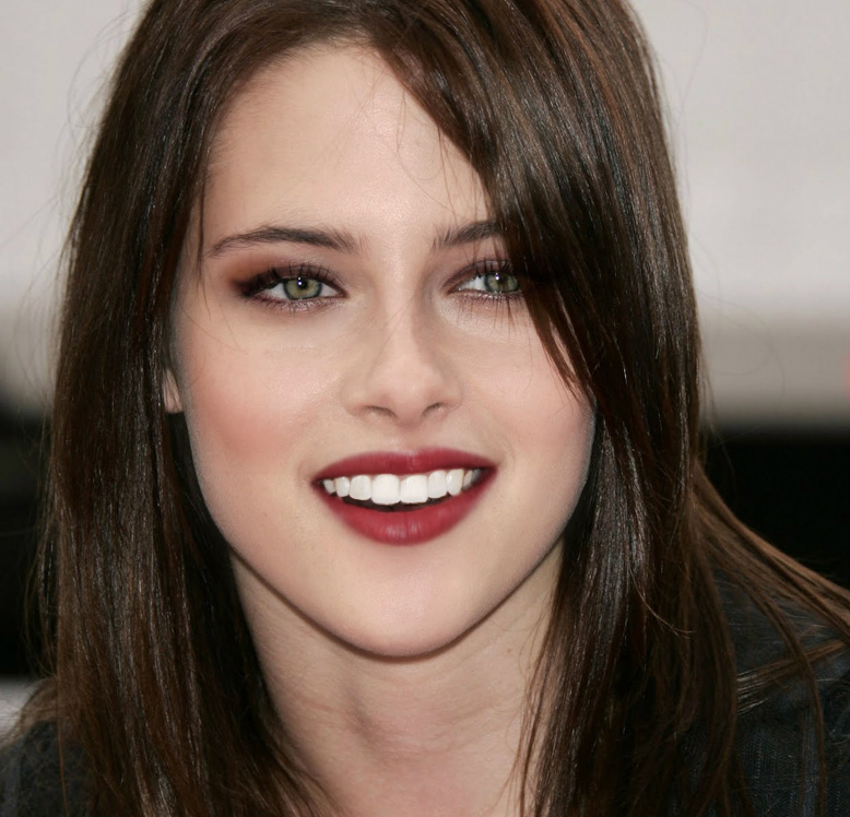 Kristen Stewart false eyelashes