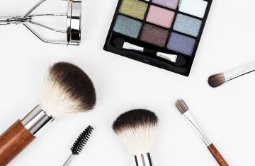 makeup tools and brushes; eyelash curler; eyeshadow pallete